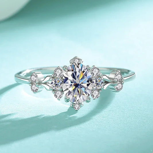 Silver ring with floral design on a light blue background, featuring the Coderia brand.